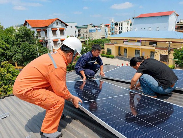 Điện mặt trời gi&uacute;p người ti&ecirc;u d&ugrave;ng chủ động nguồn cung v&agrave; tiết kiệm chi ph&iacute; sinh hoạt như thế n&agrave;o? - Ảnh 2.