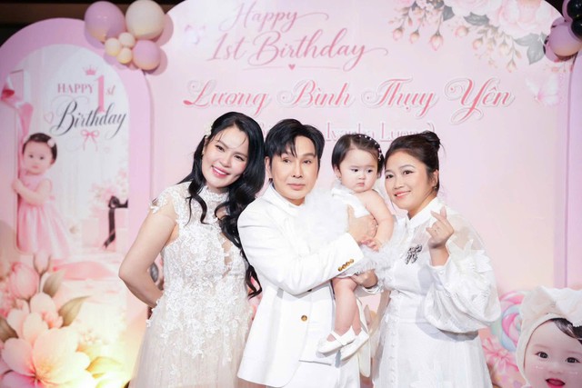 Con g&aacute;i tr&ograve;n 1 tuổi đ&aacute;ng y&ecirc;u của NSƯT Vũ Lu&acirc;n v&agrave; Hoa hậu Phương L&ecirc; - Ảnh 3.