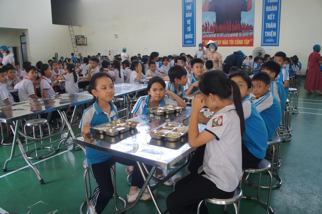 Tin s&aacute;ng 31/10: H&agrave; Nội y&ecirc;u cầu minh bạch từng suất ăn b&aacute;n tr&uacute;, chấm dứt 'cắt x&eacute;n' giờ ch&iacute;nh kh&oacute;a để dạy th&ecirc;m;  - Ảnh 1.