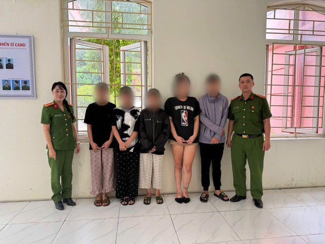 H&agrave; Nội: Bắt giam cặp đ&ocirc;i mang 10 tiền &aacute;n đi cướp giật  - Ảnh 2.