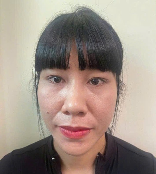 Hà Nội: Bắt giam người phụ nữ ném mắm tôm Làm nhục chủ tiệm bánh livestream - Ảnh 1.