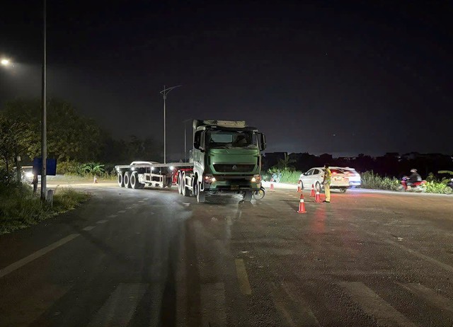 Khởi tố t&agrave;i xế xe đầu k&eacute;o "&ocirc;m cua" rẽ phải t&ocirc;ng tử vong người phụ nữ ở Bắc Ninh - Ảnh 2.
