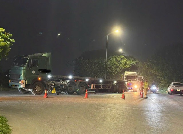 Khởi tố t&agrave;i xế xe đầu k&eacute;o "&ocirc;m cua" rẽ phải t&ocirc;ng tử vong người phụ nữ ở Bắc Ninh - Ảnh 1.