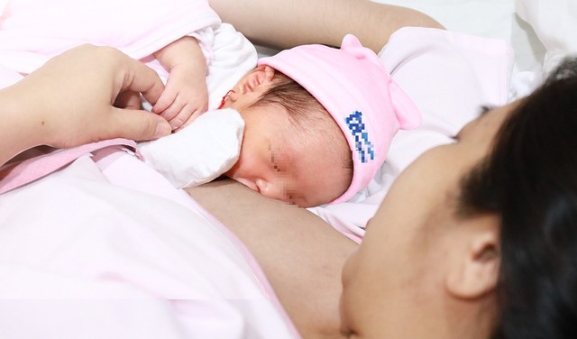 Kết h&ocirc;n muộn, người phụ nữ 41 tuổi may mắn sinh con khỏe mạnh từ ph&ocirc;i duy nhất sau s&agrave;ng lọc - Ảnh 1.