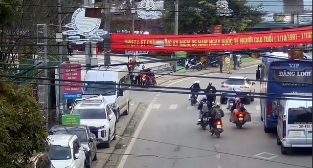 Điều khiển xe máy chưa đủ tuổi, không gương, không giấy phép lái xe, 5 thanh thiếu niên bị xử phạt - Ảnh 1.