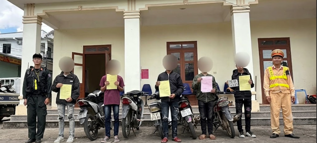 Điều khiển xe máy chưa đủ tuổi, không gương, không giấy phép lái xe, 5 thanh thiếu niên bị xử phạt - Ảnh 2.