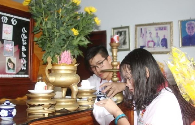 Lau b&agrave;n thờ thường xuy&ecirc;n c&oacute; tốt v&agrave; những lưu &yacute; để vệ sinh đ&uacute;ng c&aacute;ch - Ảnh 1.