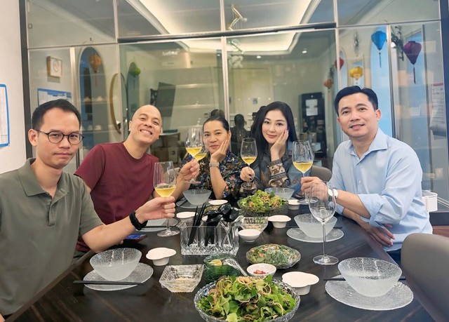 Hoa hậu Nguyễn Thị Huyền khoe ảnh c&ugrave;ng bạn b&egrave; gặp gỡ đạo diễn Đỗ Thanh Hải - Ảnh 1.