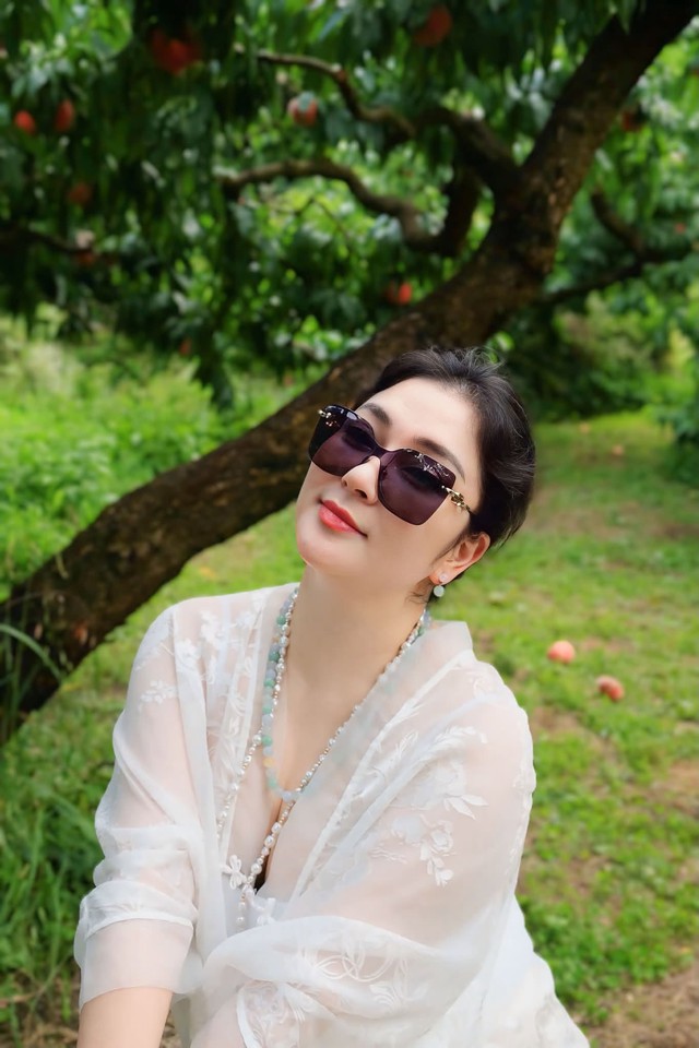 Hoa hậu Nguyễn Thị Huyền khoe ảnh c&ugrave;ng bạn b&egrave; gặp gỡ đạo diễn Đỗ Thanh Hải - Ảnh 2.
