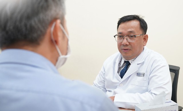 Thấy nước tiểu nổi bọt k&eacute;o d&agrave;i, người đ&agrave;n &ocirc;ng 59 tuổi đi kh&aacute;m ph&aacute;t hiện bệnh thận mạn giai đoạn 3 - Ảnh 1.