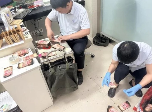 Bất ngờ số tiền nhận lại khi cặp vợ chồng gi&agrave; mang gần 800 triệu đồng bị ch&aacute;y đen đến đổi ở ng&acirc;n h&agrave;ng - Ảnh 1.