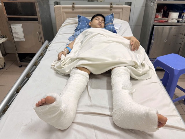 MS 1021: Mẹ l&agrave;m phụ hồ nu&ocirc;i 3 con, cậu b&eacute; 10 tuổi cần phẫu thuật sau tai nạn - Ảnh 3.