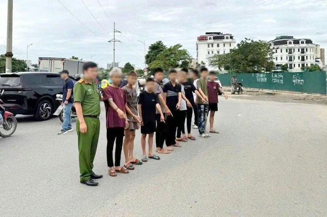 H&agrave; Nội: Khởi tố nh&oacute;m thanh thiếu ni&ecirc;n n&eacute;m vỏ chai bia g&acirc;y thương t&iacute;ch cho người đi đường - Ảnh 1.