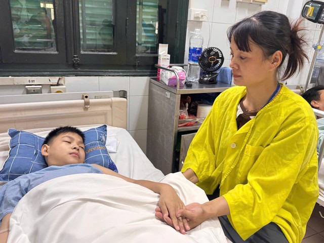 MS 1021: Mẹ l&agrave;m phụ hồ nu&ocirc;i 3 con, cậu b&eacute; 10 tuổi cần phẫu thuật sau tai nạn - Ảnh 2.