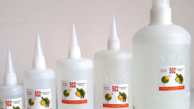 Mẹo tẩy keo 502 khi bị d&iacute;nh v&agrave;o người hoặc quần &aacute;o - Ảnh 1.