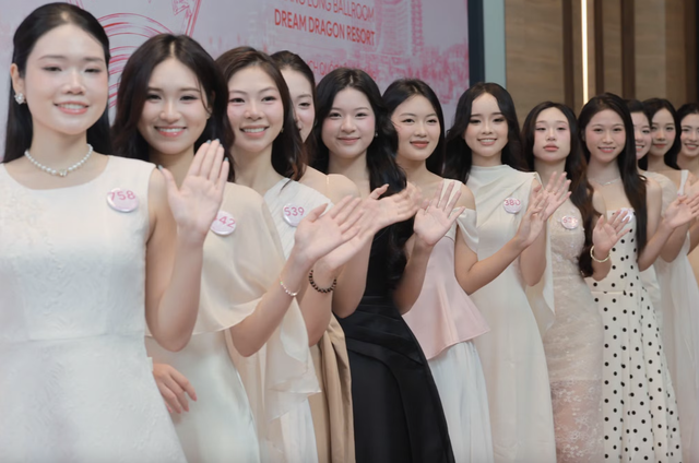 Ngọc H&acirc;n đưa con trai 1 tuổi l&ecirc;n thảm đỏ Hoa hậu Việt Nam 2026 - Ảnh 14.