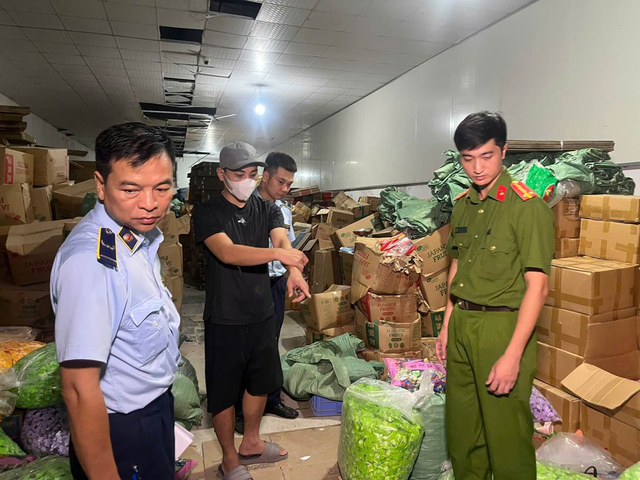H&agrave; Nội khởi tố chủ cơ sở sản xuất b&aacute;nh kẹo giả mạo xuất xứ nước ng&ograve;ai - Ảnh 4.
