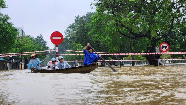 Bật m&iacute; nguy&ecirc;n nh&acirc;n khiến miền Trung vẫn mưa như tr&uacute;t nước - Ảnh 1.