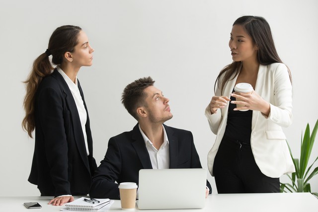 Nh&igrave;n c&aacute;ch n&oacute;i chuyện l&agrave; biết một người EQ cao: C&oacute; 3 điều họ gần như kh&ocirc;ng bao giờ l&agrave;m - Ảnh 2.