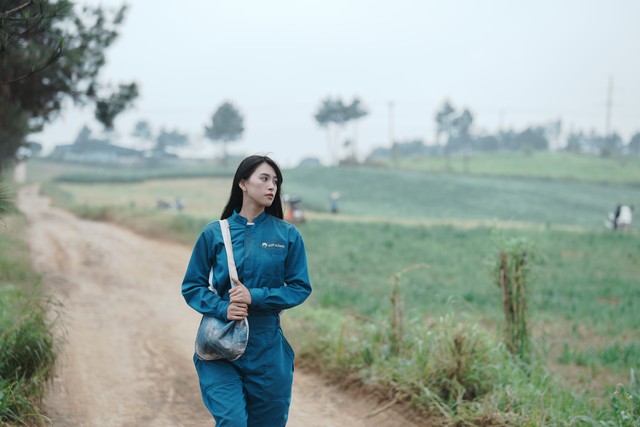 Hoa hậu Tiểu Vy có 'phản ứng hóa học' với nhạc sĩ Nguyễn Hùng trong một MV - Ảnh 2.