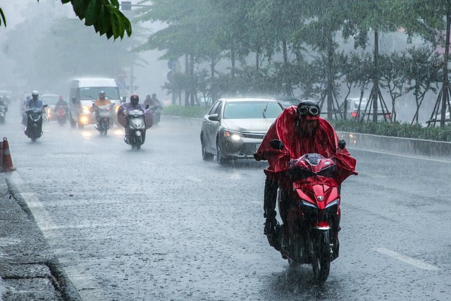 Miền Bắc lại sắp c&oacute; mưa lớn k&eacute;o d&agrave;i? - Ảnh 1.