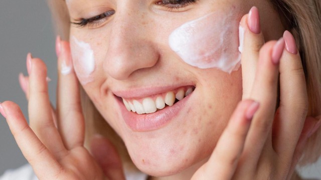 Sữa chống nắng: Giải ph&aacute;p bảo vệ da to&agrave;n diện mỗi ng&agrave;y - Ảnh 1.