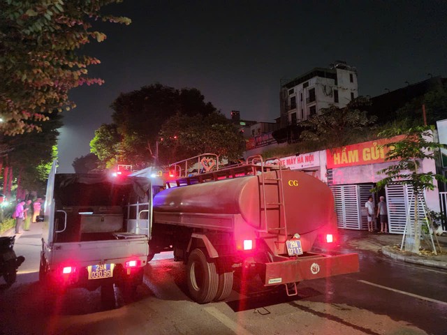 Ch&aacute;y lớn cửa h&agrave;ng xe m&aacute;y ở H&agrave; Nội , thiệt hại nghi&ecirc;m trọng về t&agrave;i sản - Ảnh 3.