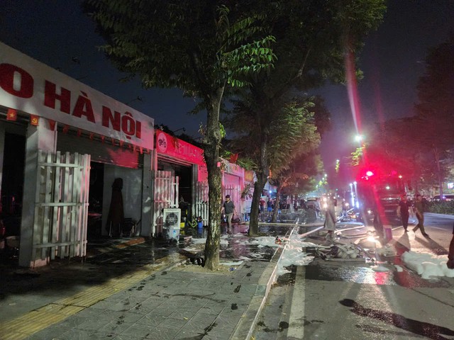 Ch&aacute;y lớn cửa h&agrave;ng xe m&aacute;y ở H&agrave; Nội , thiệt hại nghi&ecirc;m trọng về t&agrave;i sản - Ảnh 2.