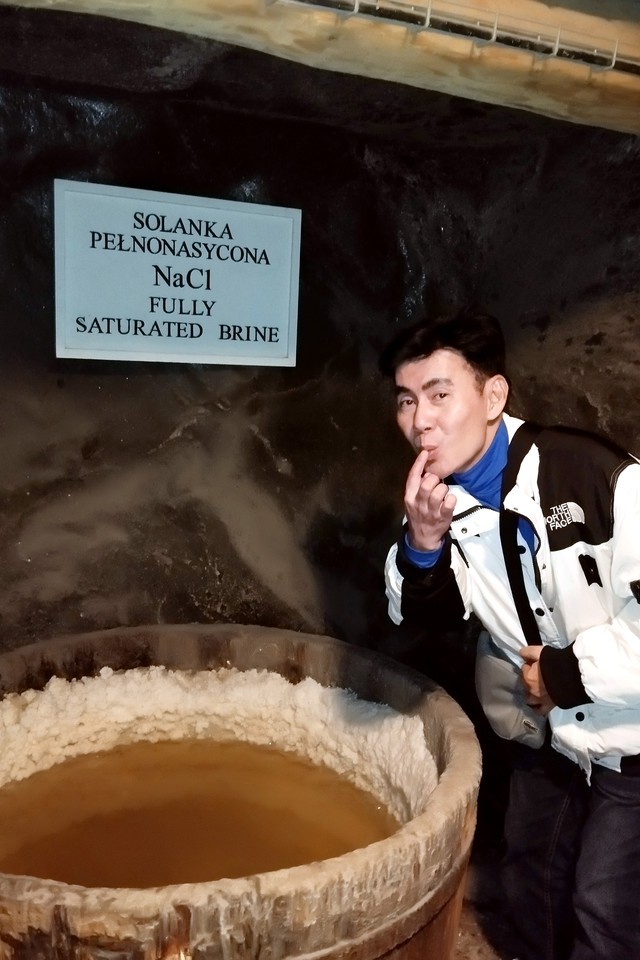 Đoan Trường bị 'lạc lối' dưới mỏ đ&aacute; muối s&acirc;u 100 m&eacute;t tại Ba Lan - Ảnh 2.