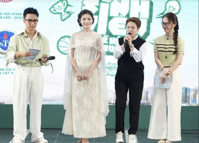 MC Sơn L&acirc;m giảm c&acirc;n, 't&uacute;t t&aacute;t' ngoại h&igrave;nh  c&ugrave;ng Kh&aacute;nh Vy dẫn Sinh vi&ecirc;n thế hệ mới 2026 - Ảnh 4.