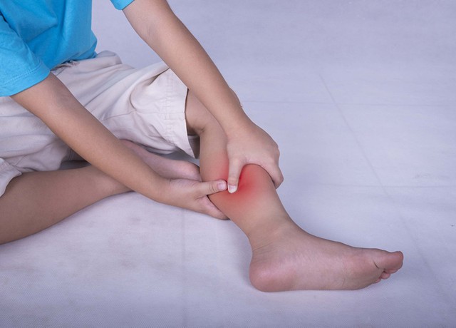 B&eacute; g&aacute;i 4 tuổi k&ecirc;u đau ch&acirc;n nhưng gia đ&igrave;nh vẫn chủ quan, đi kh&aacute;m bất ngờ ph&aacute;t hiện ung thư nguy cơ cao - Ảnh 1.