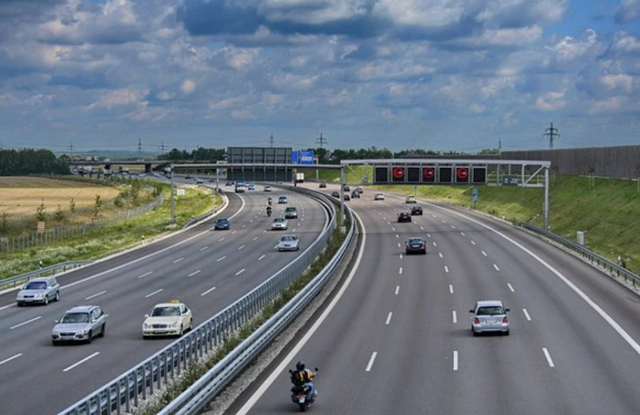 Từ 2026, hàng triệu tài xế cần nắm rõ quy định mới nhất về vượt xe và nhường đường cho xe xin vượt - Ảnh 1. Từ 2026, hàng triệu tài xế cần nắm rõ quy định mới nhất về vượt xe và nhường đường cho xe xin vượt - Ảnh 1.