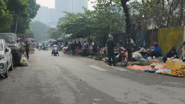 Chợ c&oacute;c ng&otilde; 70 Nguyễn Ho&agrave;ng vẫn hoạt động bất chấp biển cấm tại H&agrave; Nội - Ảnh 1.