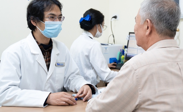 Uống rượu thuốc mua tr&ecirc;n mạng, người đ&agrave;n &ocirc;ng 60 tuổi nguy kịch v&igrave; ngộ độc cấp - Ảnh 1.