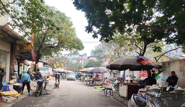 Chợ c&oacute;c ng&otilde; 70 Nguyễn Ho&agrave;ng vẫn hoạt động bất chấp biển cấm tại H&agrave; Nội - Ảnh 2.
