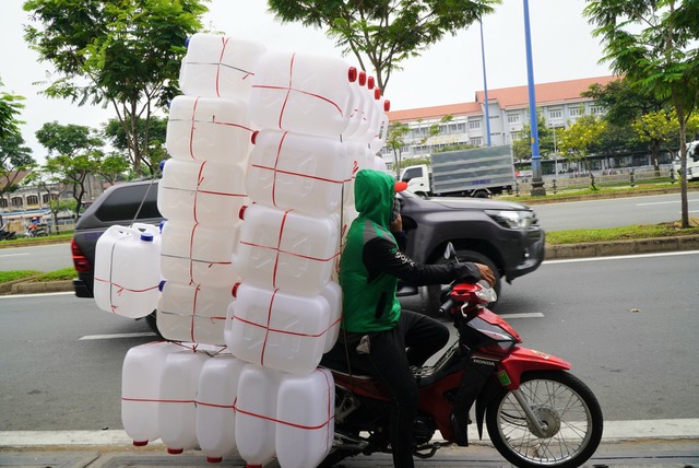 Quy định mới nhất về mức phạt xe m&aacute;y chở h&agrave;ng cồng kềnh năm 2026, người vi phạm c&oacute; thể mất đến 14 triệu đồng - Ảnh 1.