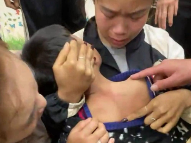 X&aacute;c minh th&ocirc;ng tin học sinh lớp 1 ở Sơn La nghi bị bỏ qu&ecirc;n trong lớp kh&oacute;a cửa suốt 3 giờ - Ảnh 2.