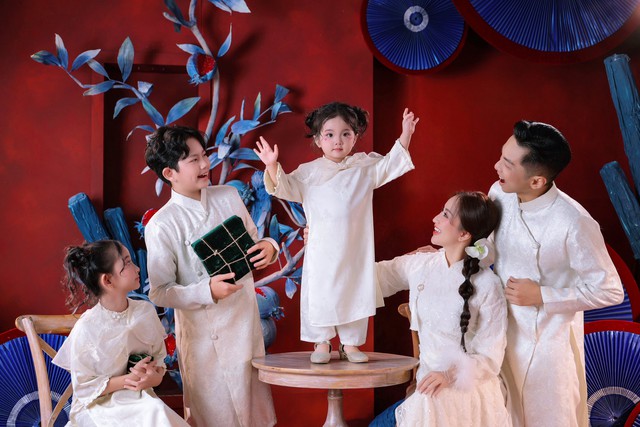 3 con nh&agrave; Kh&aacute;nh Thi - Phan Hiển chụp ảnh đ&oacute;n Tết c&ugrave;ng bố mẹ si&ecirc;u đ&aacute;ng y&ecirc;u - Ảnh 4.