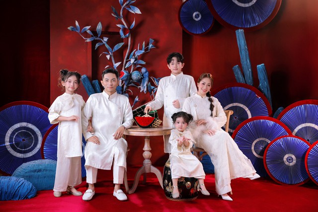 3 con nh&agrave; Kh&aacute;nh Thi - Phan Hiển chụp ảnh đ&oacute;n Tết c&ugrave;ng bố mẹ si&ecirc;u đ&aacute;ng y&ecirc;u - Ảnh 8.