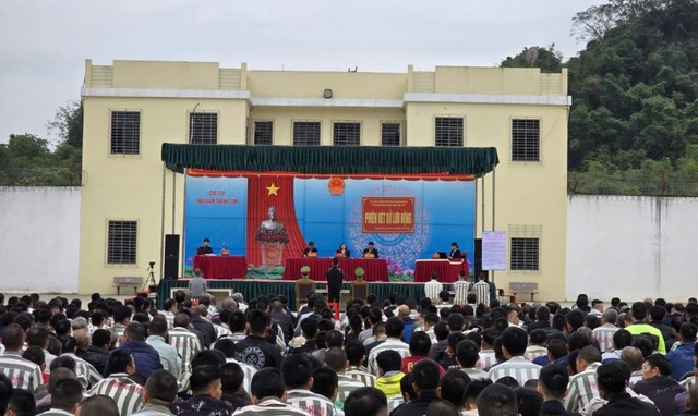 Tin s&aacute;ng 12/2: Gi&aacute;o vi&ecirc;n n&oacute;i g&igrave; b&eacute; trai lớp 1 bị kẹt trong lớp đến tối? Thiếu ni&ecirc;n 15 tuổi phải nhập viện cấp cứu sau 300 lần thụt dầu - Ảnh 3.