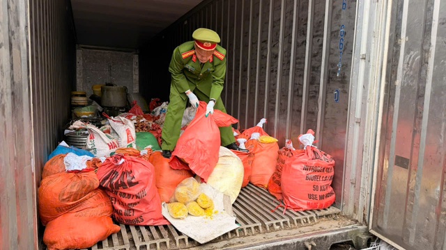 Khởi tố chủ cơ sở ở Bắc Ninh d&ugrave;ng chất v&agrave;ng o, chất tẩy đường ch&ecirc;́ bi&ecirc;́n riềng xay  - Ảnh 1.