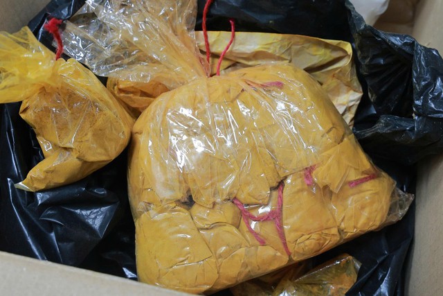 Khởi tố chủ cơ sở ở Bắc Ninh d&ugrave;ng chất v&agrave;ng o, chất tẩy đường ch&ecirc;́ bi&ecirc;́n riềng xay  - Ảnh 3.