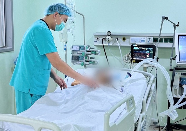 Tin s&aacute;ng 12/2: Gi&aacute;o vi&ecirc;n n&oacute;i g&igrave; b&eacute; trai lớp 1 bị kẹt trong lớp đến tối? Thiếu ni&ecirc;n 15 tuổi phải nhập viện cấp cứu sau 300 lần thụt dầu - Ảnh 2.