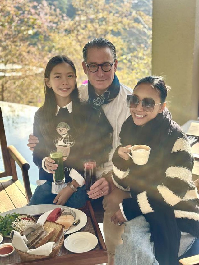 Chồng T&acirc;y của Đoan Trang đ&oacute;n tuổi mới b&ecirc;n vợ con - Ảnh 6.