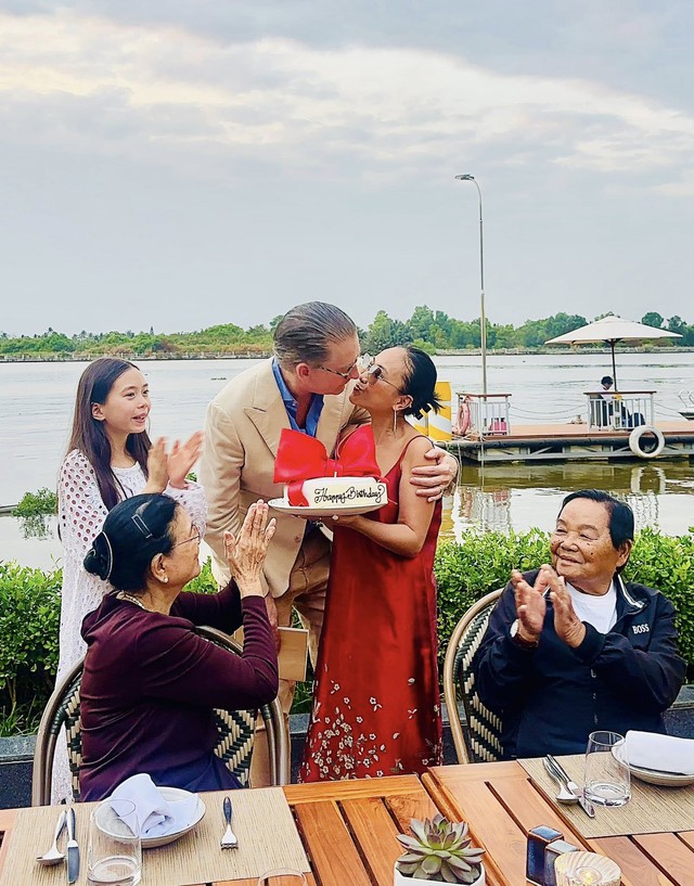 Chồng T&acirc;y của Đoan Trang đ&oacute;n tuổi mới b&ecirc;n vợ con - Ảnh 9.