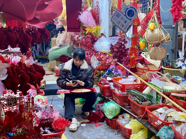 H&agrave;ng trang tr&iacute; Tết 2026 ngập tr&agrave;n thị trường, đỏ rực phố phường chuẩn bị đ&oacute;n xu&acirc;n - Ảnh 9.