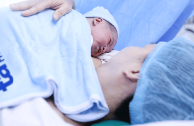 Mẹ ung thư cổ tử cung khi mang thai quyết giữ con, em b&eacute; ra đời khỏe mạnh ng&agrave;y gi&aacute;p Tết - Ảnh 1.