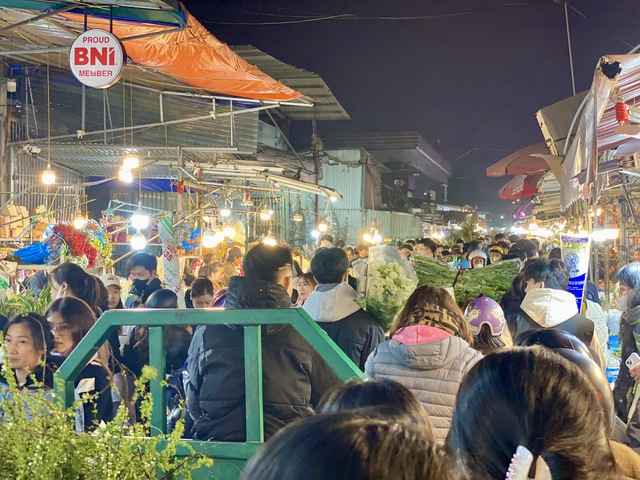 Chợ đầu mối hoa lớn bậc nhất Thủ đô tất bật xuyên đêm dịp cận Tết 2026 - Ảnh 2. Chợ đầu mối hoa lớn bậc nhất Thủ đô tất bật xuyên đêm dịp cận Tết 2026 - Ảnh 2.