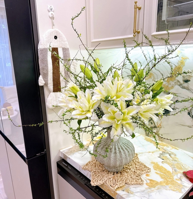 Giá hoa ly kép Tết Nguyên đán 2026 tăng cao , người tiêu dùng vẫn săn đón - Ảnh 5. Giá hoa ly kép Tết Nguyên đán 2026 tăng cao , người tiêu dùng vẫn săn đón - Ảnh 5.