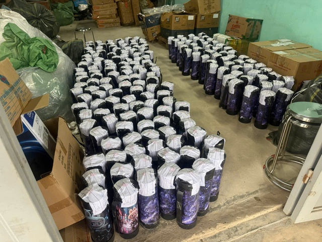 Triệt ph&aacute; đường d&acirc;y kh&iacute; cười tại TP h&uacute;e , khởi tố 5 đối tượng Bu&ocirc;n b&aacute;n tr&aacute;i ph&eacute;p - Ảnh 2.